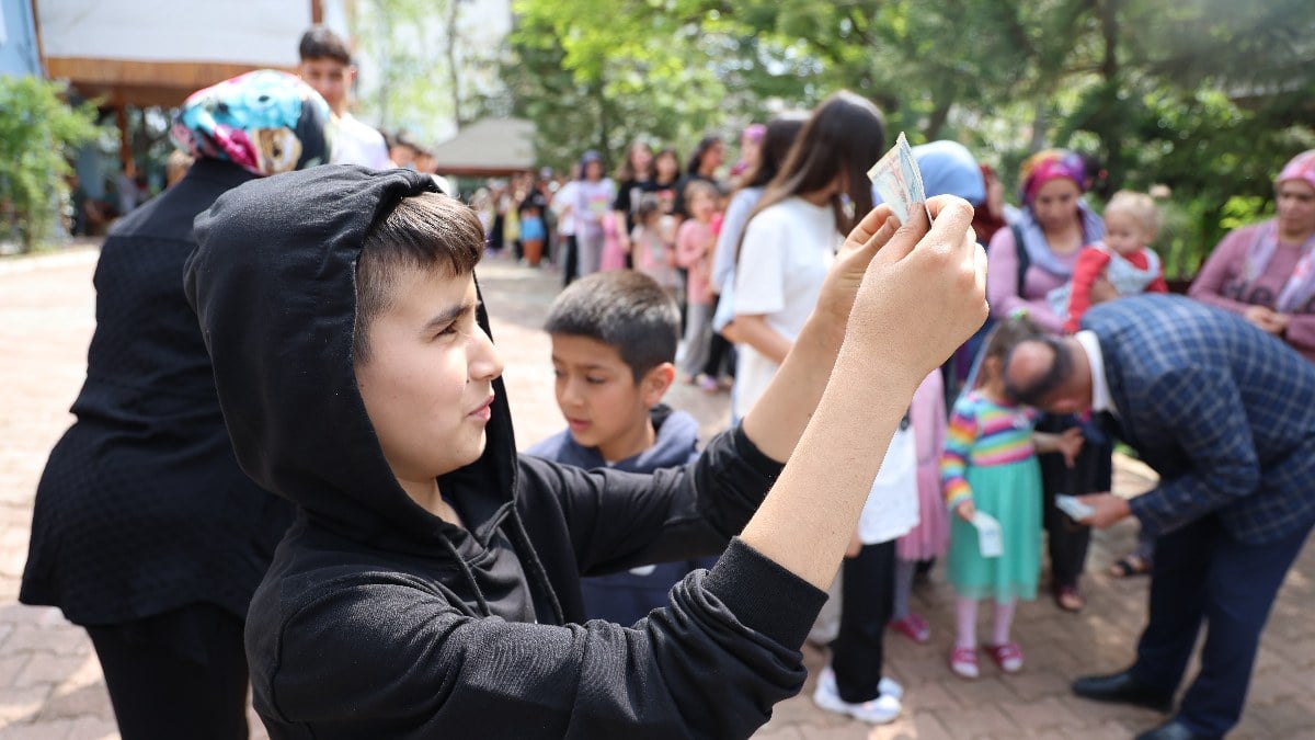 Adana'da bayram harçlığı kuyruğu! 400 çocuk sevindi