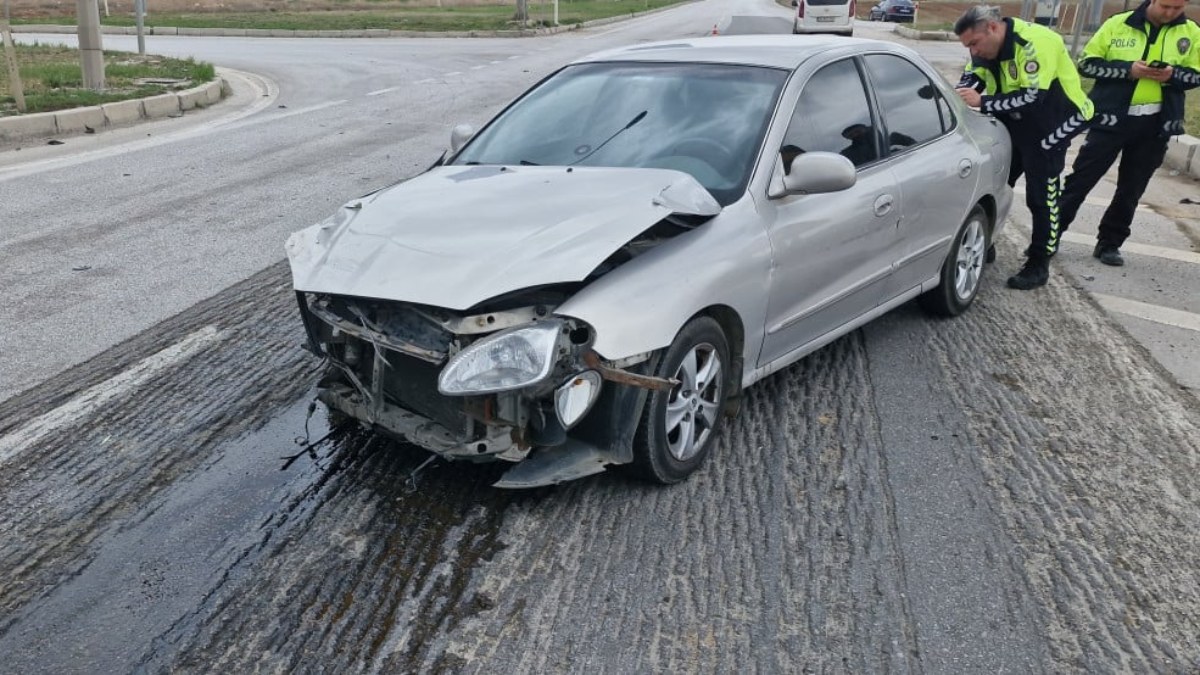 Çorum'da hafif ticari araç ve otomobil çarpıştı: 5 yaralı