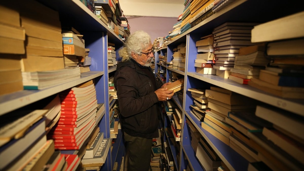 Konya'da biriktirdiği eski kitapları meraklılarıyla buluşturuyor