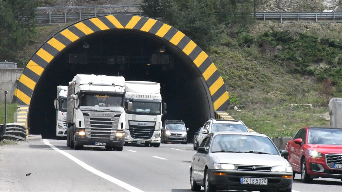 Anadolu Otoyolu'nun Bolu Kesiminde Bayram Dönüş Trafiğinde Son Durum ...