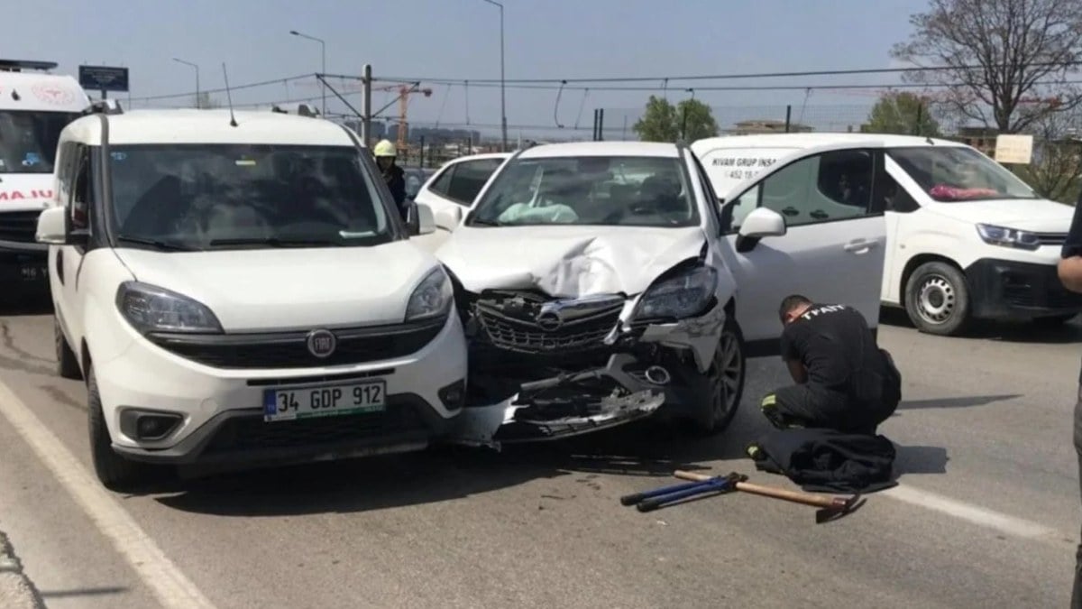 Bursa'da direksiyon başında bilincini kaybeden sürücü 3 otomobile çarptı