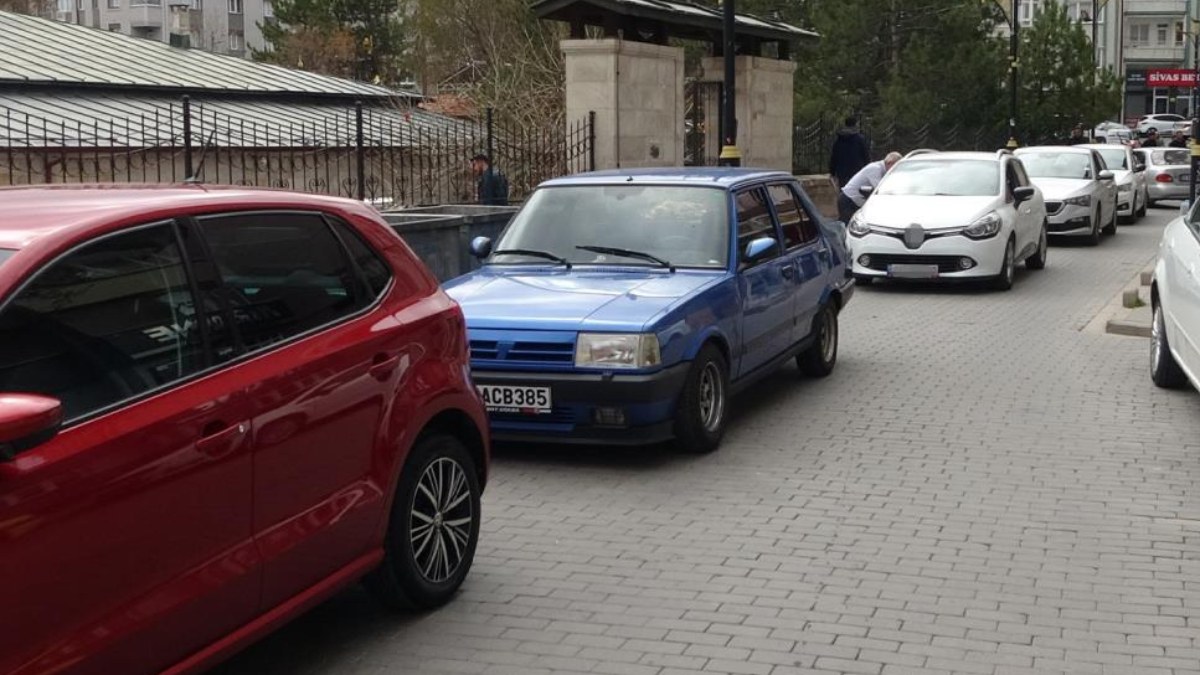 Sivas'ta hatalı park edip trafiği tıkadı: Tepki görünce belediyeyi suçladı