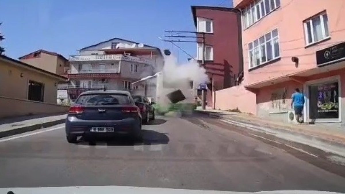 Bursa'da otobüsün su borusu bomba gibi patladı