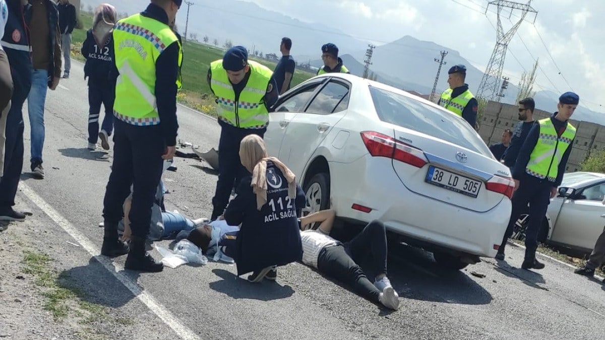 Kayseri'de iki otomobil kafa kafaya çarpıştı: 6 yaralı