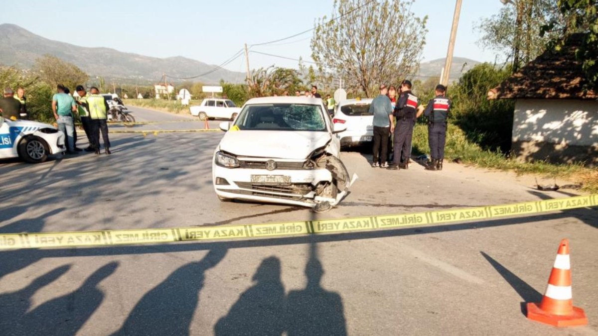 İzmir'de kaza yapan motosiklettekilere araç çarptı: 1 ölü 2 yaralı