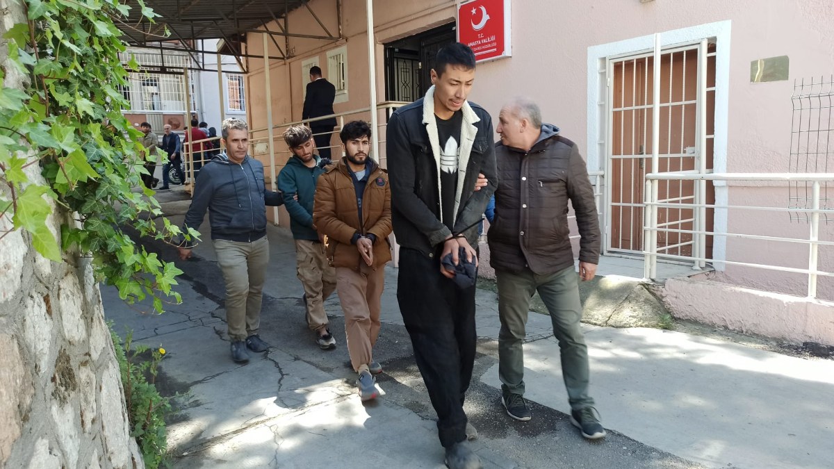 Amasya'da demir korkulukları söküp kaçan göçmenlerden 24’ü yakalandı