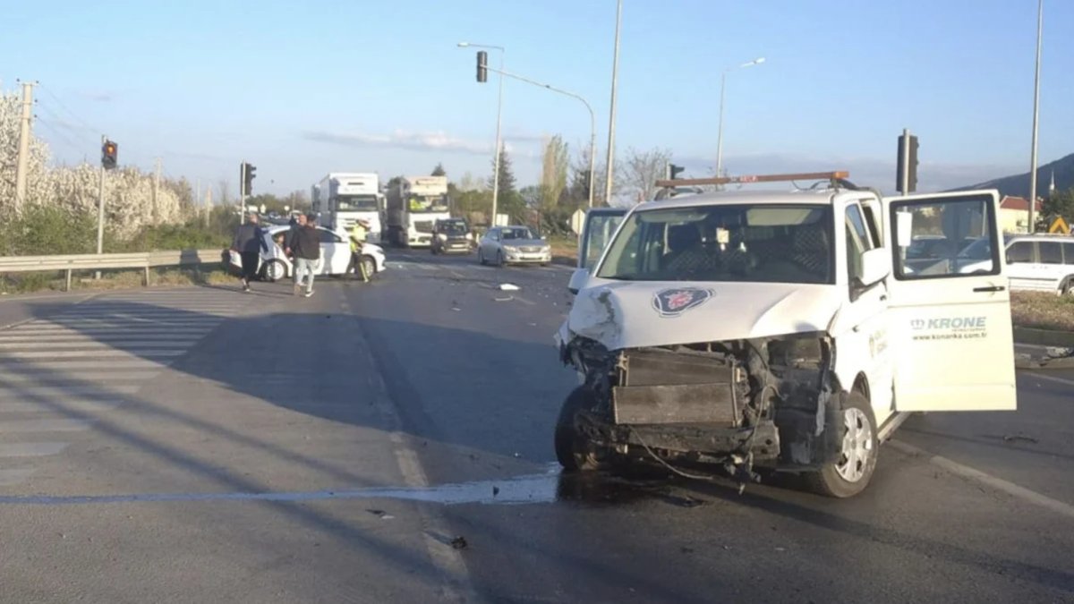 Konya'da kamyonet ışıklarda bekleyen otomobile çarptı: 11 yaralı