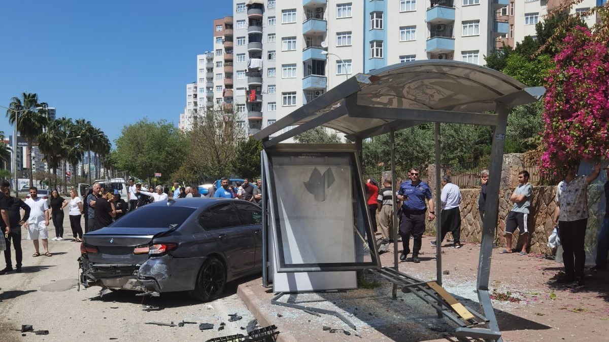 Adana'da otomobil otobüs durağına çarptı: 2'si ağır 7 kişi yaralandı
