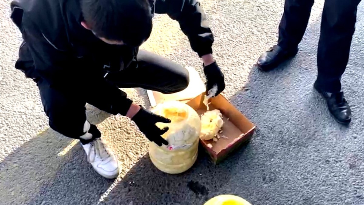 Uşak'ta peynir bidonlarından 2 kilo 679 gram uyuşturucu ele geçirildi