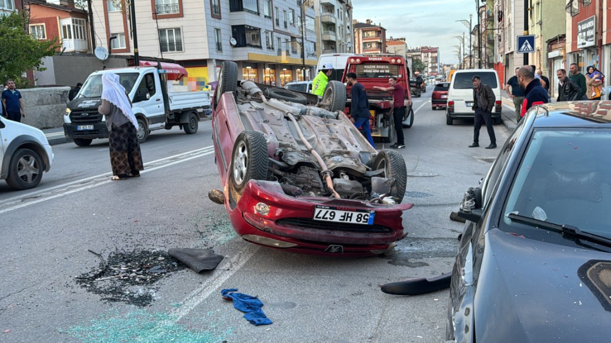 Sivas'ta park halindeki araca çarpan otomobil ters döndü: 1 yaralı