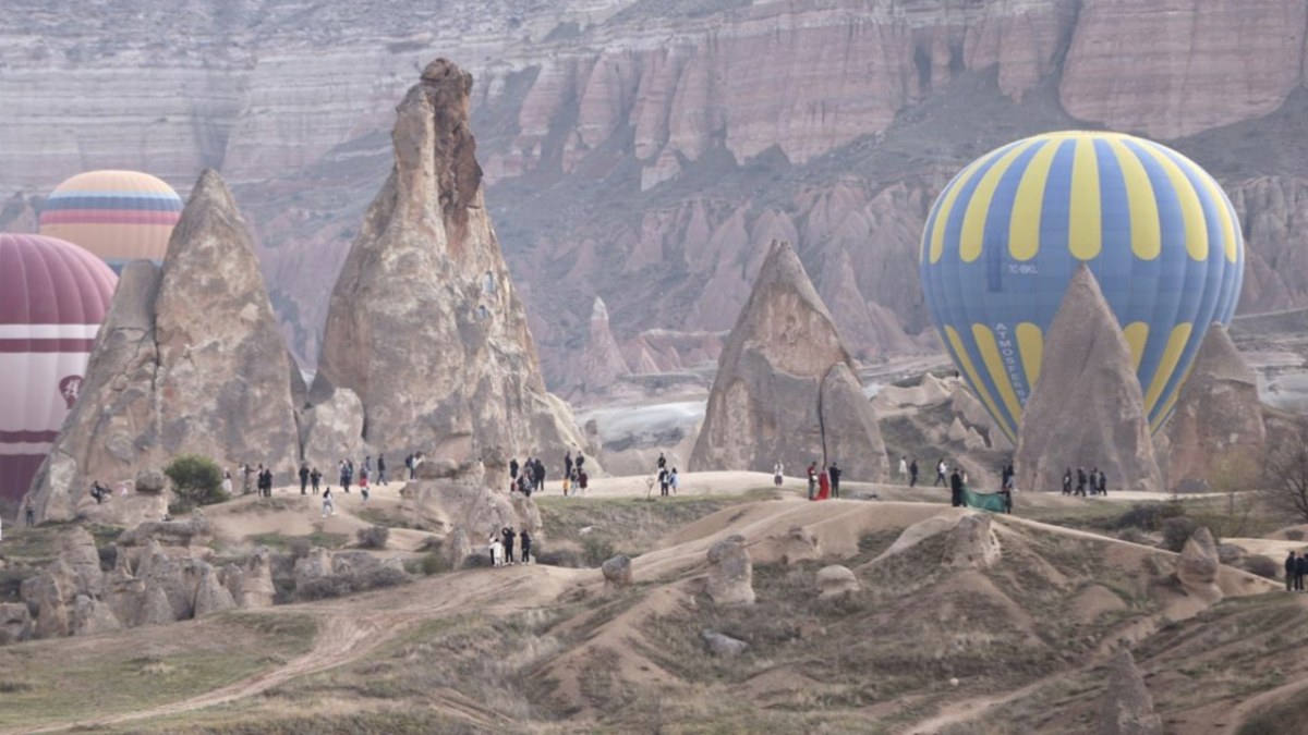 Kapadokya'da balon turlarına rüzgar engeli: Uçuşlar ertelendi