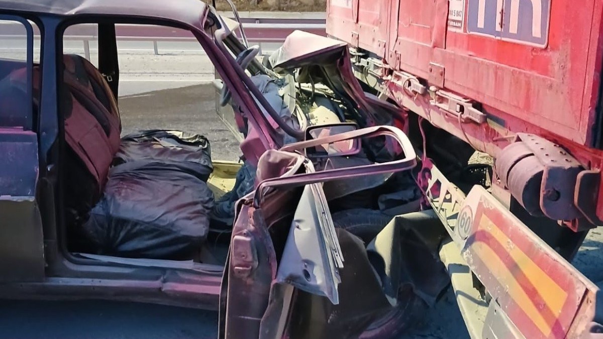 Mersin'de otomobil tıra arkadan çarptı: 1 ölü