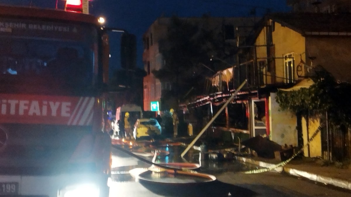 İstanbul'da korkutan iş yeri yangını: Restoran alev alev yandı
