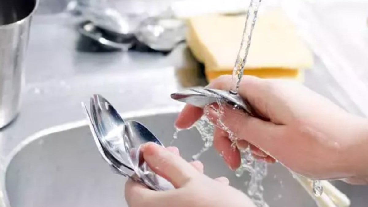 Ellerinizi sabun yerine metal kaşıkla yıkayın, o sorunu kökten çözün…