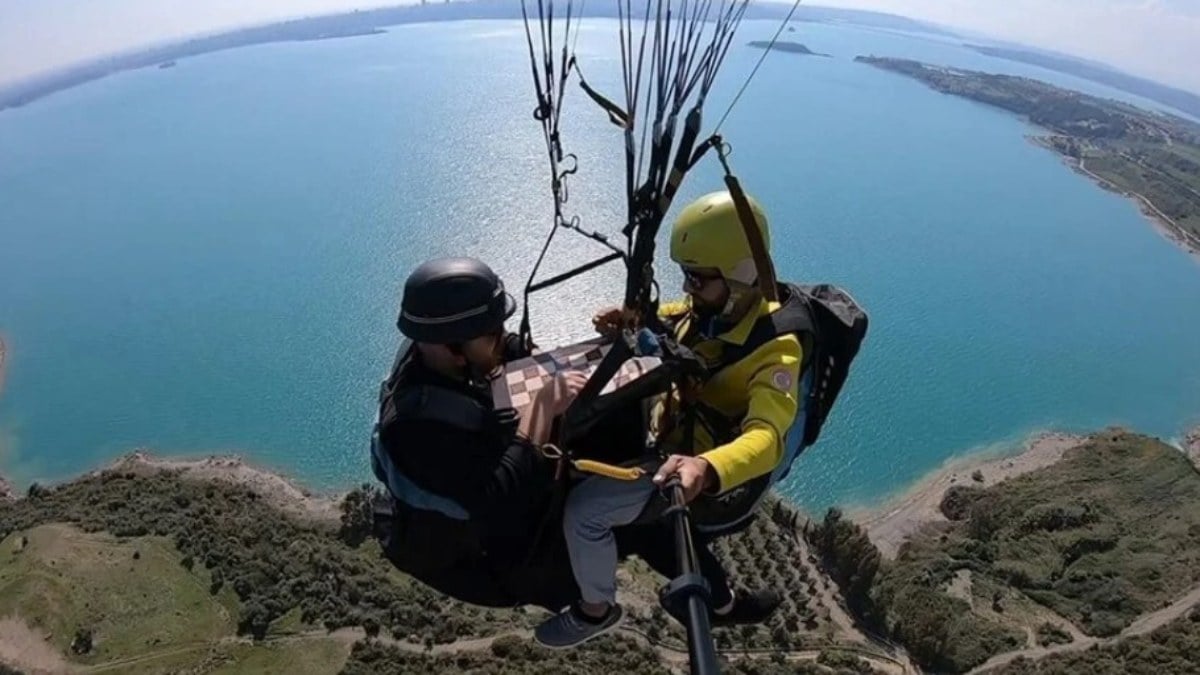 Adana'da iki pilot, yamaç paraşütüyle gökyüzünde tavla oynadı