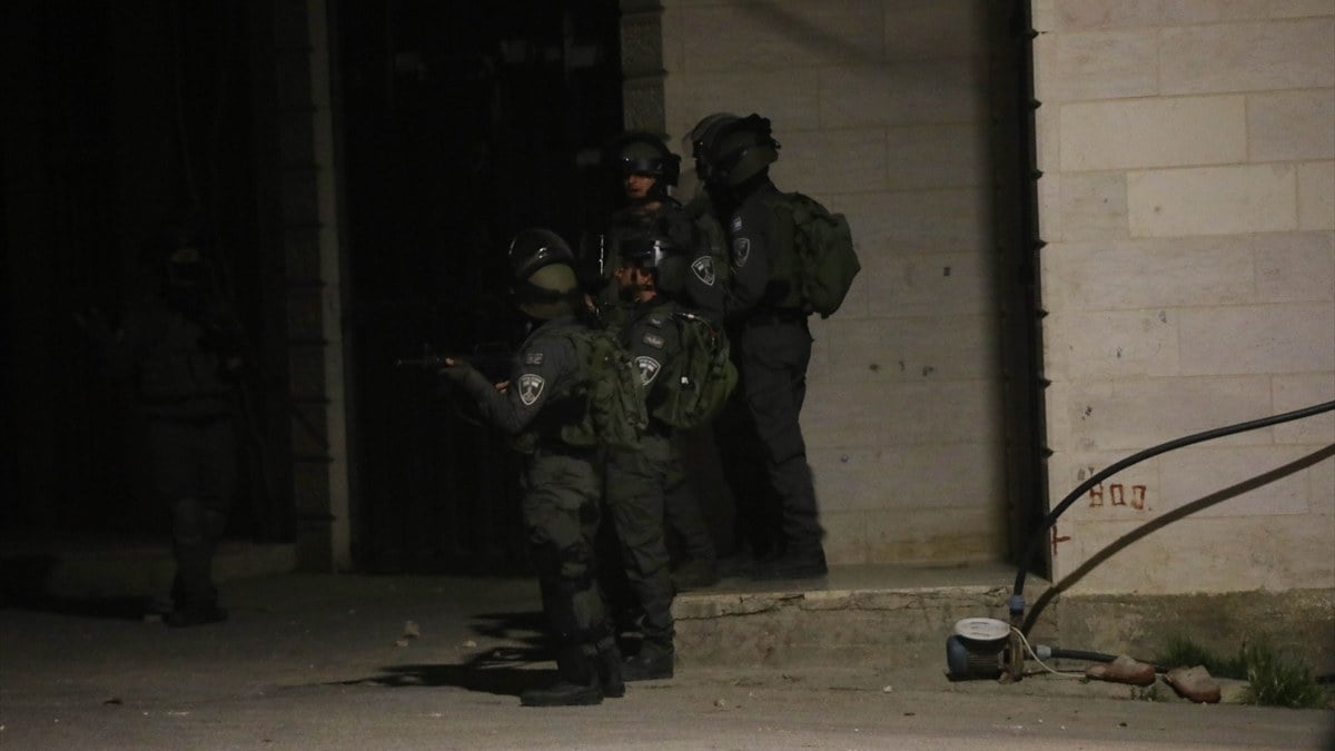 İsrail askerleri Batı Şeria'da 40 Filistinliyi gözaltına aldı