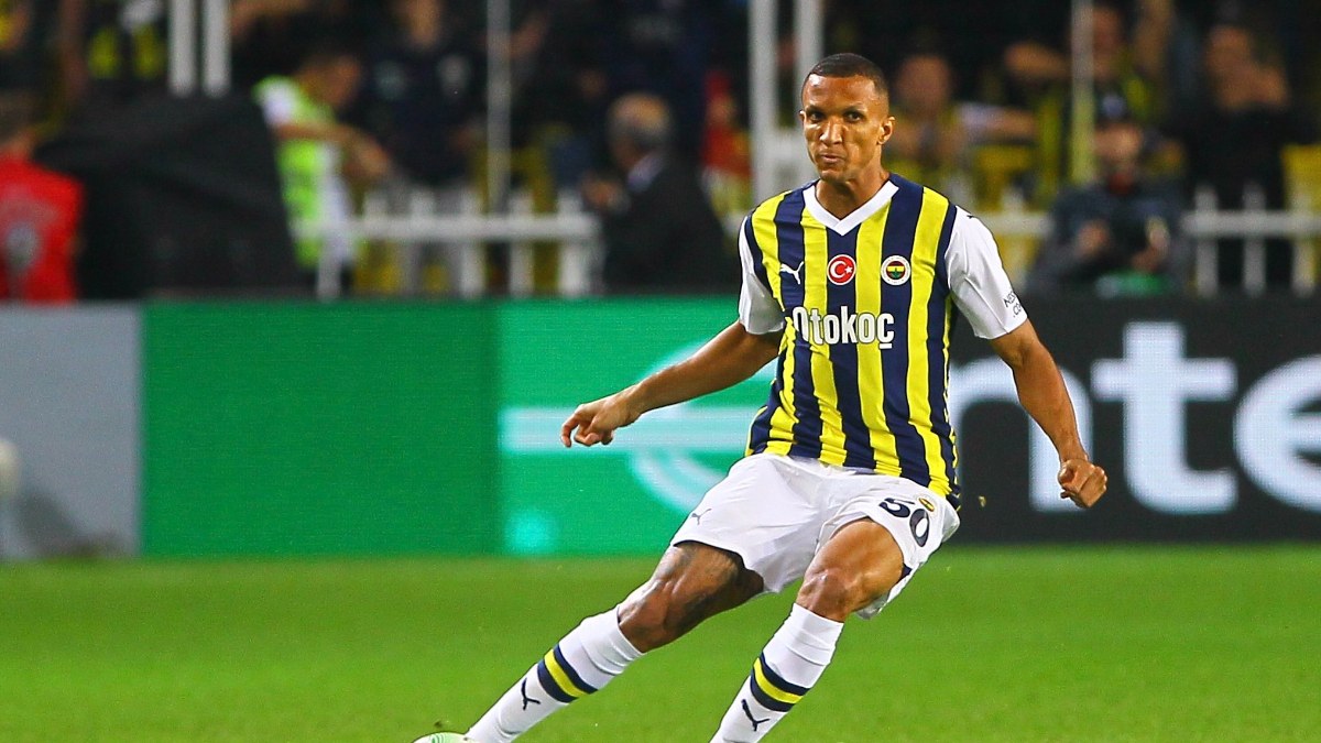 Fenerbahçe'de Rodrigo Becao oyuna devam edemedi