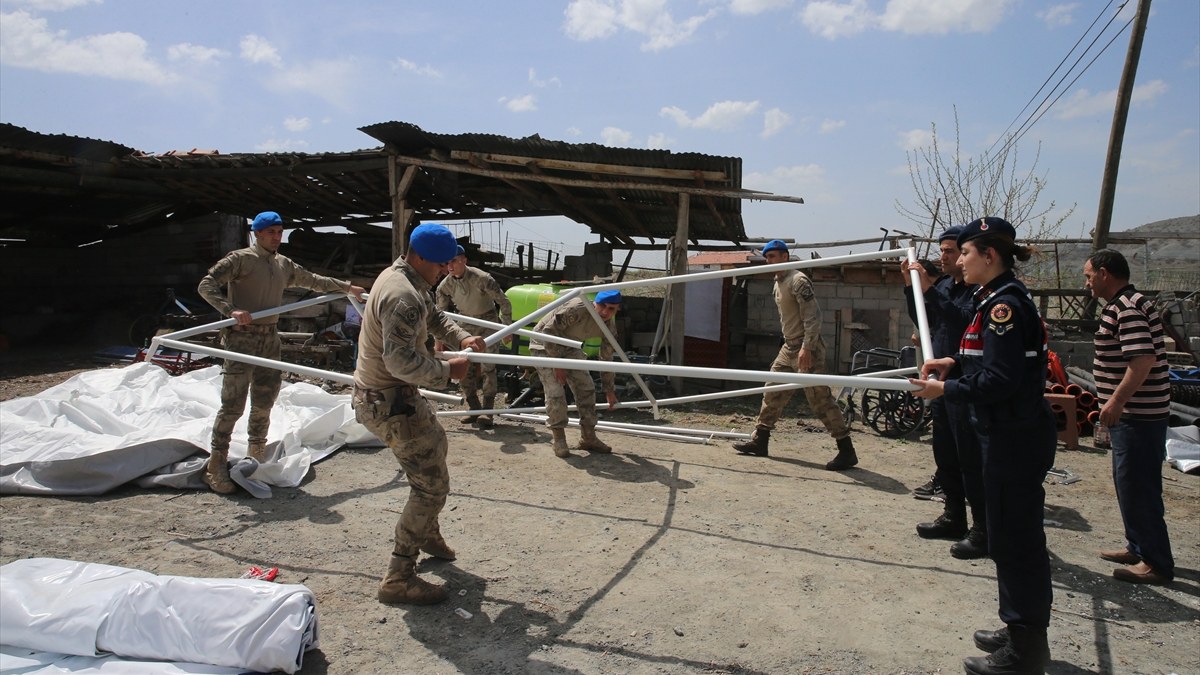 Tokatlı aile depremden korkunca Mehmetçik çadır kurup yerleştirdi