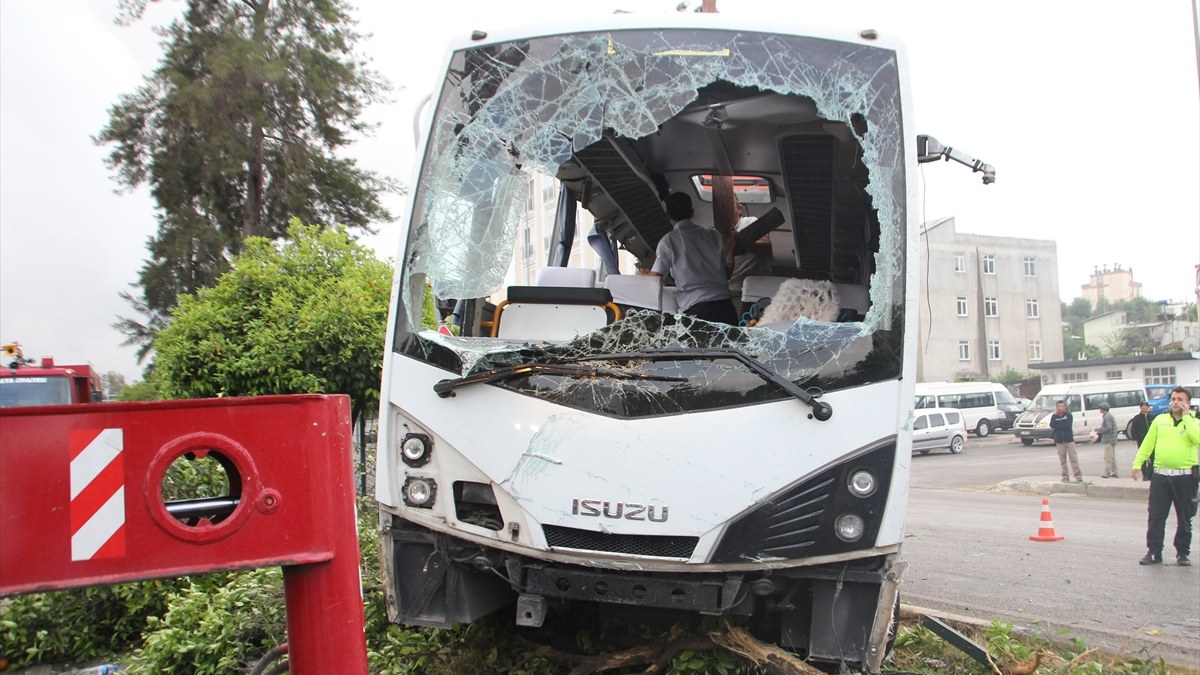 Antalya’da otel servis aracı devrildi: 19 yaralı