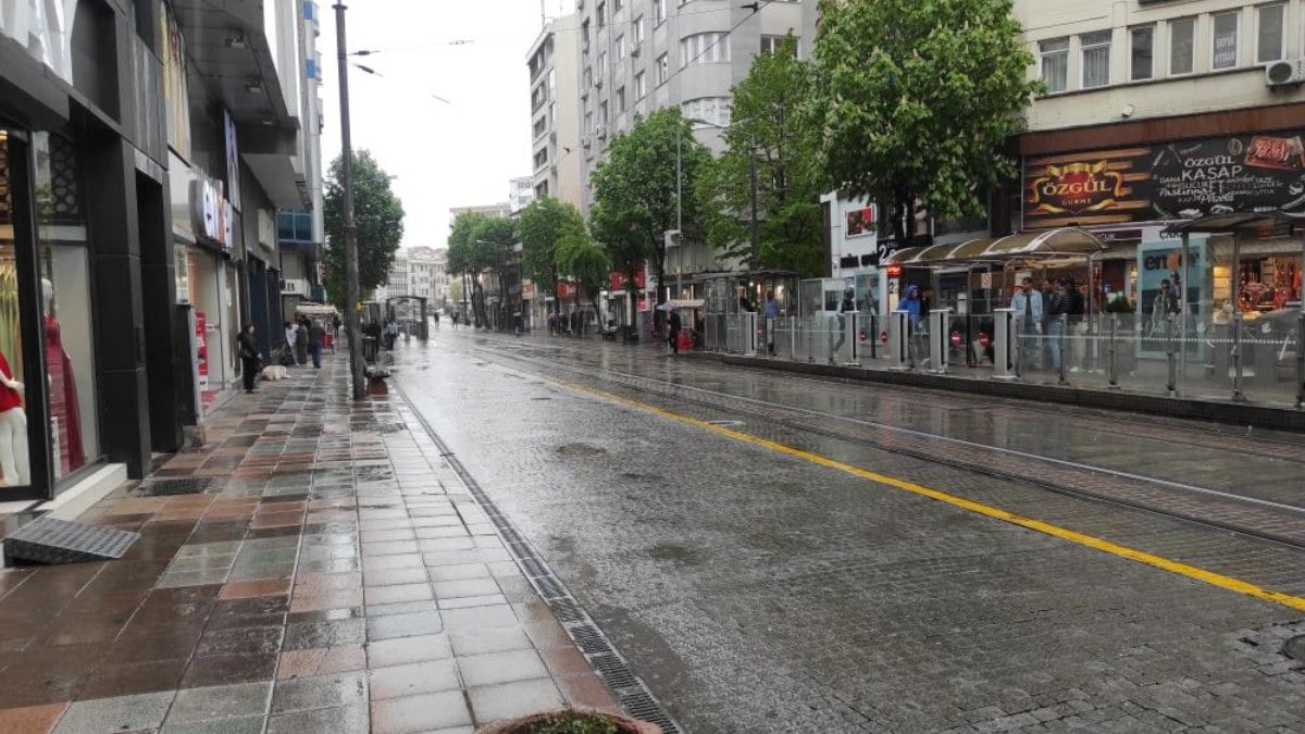 Eskişehir'de yağmur hayatı olumsuz etkiledi