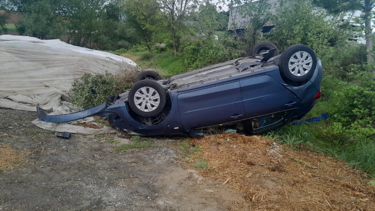 Denizli'de tırın çarptığı araç takla attı: 3 kişi yaralandı
