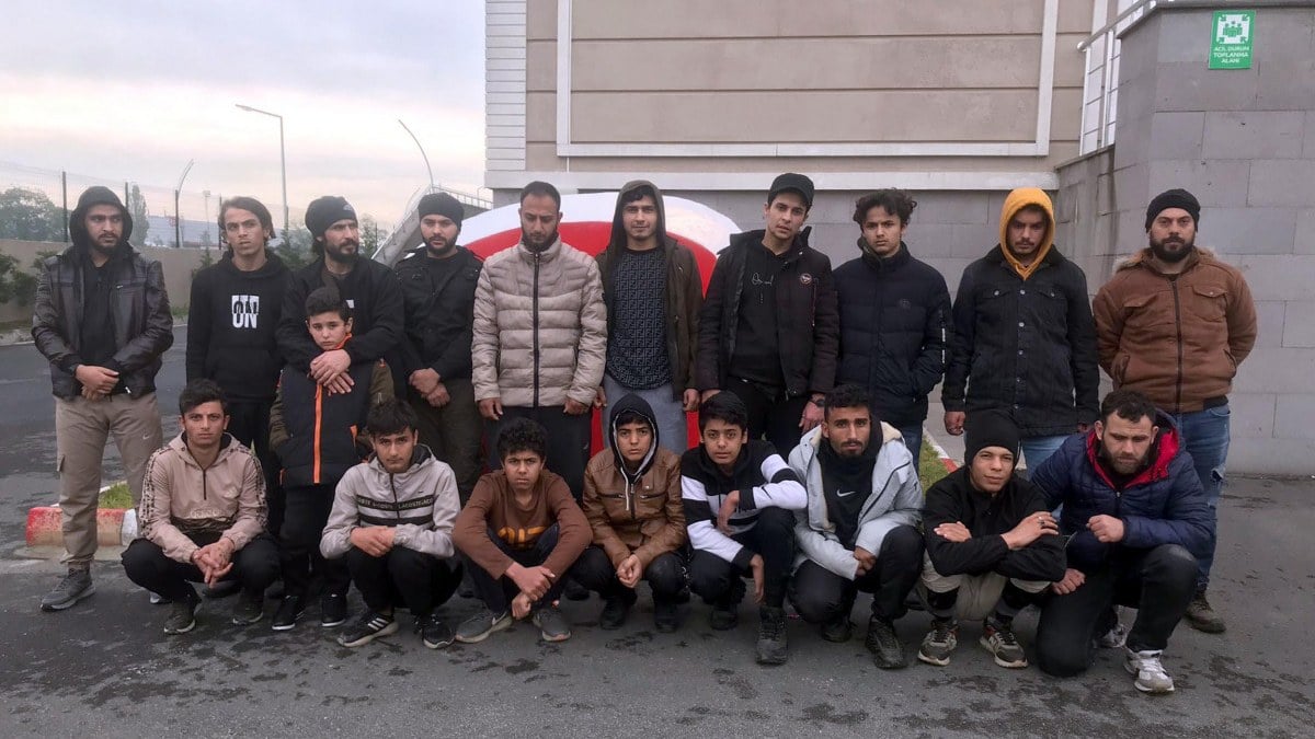 Tekirdağ'da minibüsten 19 kaçak göçmen çıktı