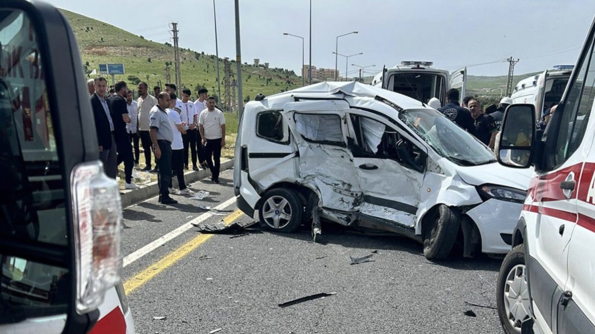 Mardin'de panelvan ile hafif ticari araç çarpıştı: 11 yaralı