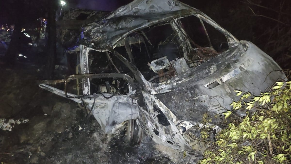 Adana'da minibüs uçuruma devrilip yandı: 3 ölü, 18 yaralı