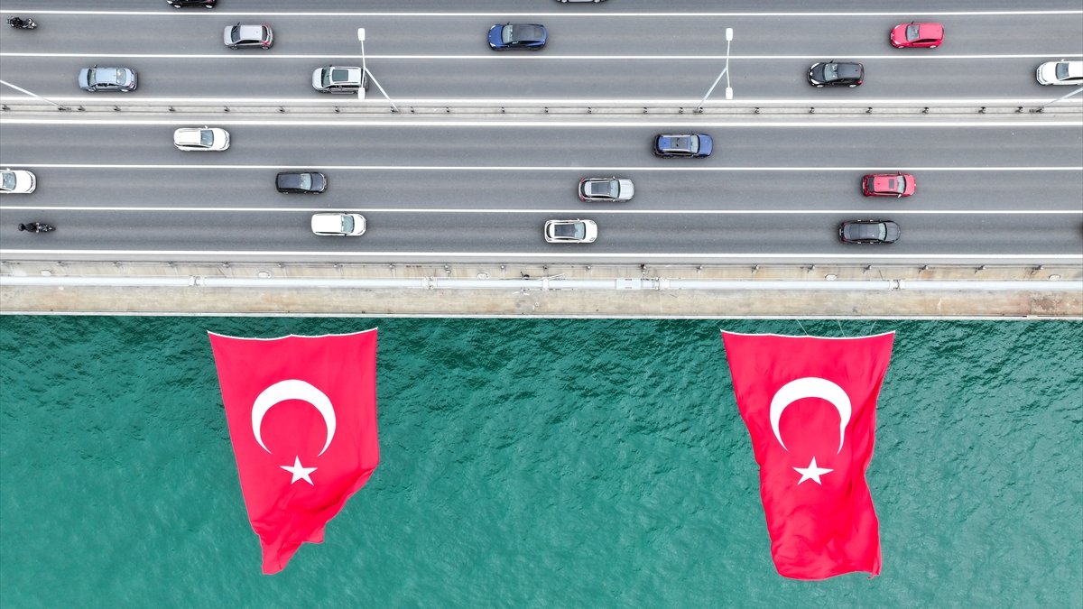 15 Temmuz Şehitler Köprüsü’ne Türk bayrakları asıldı
