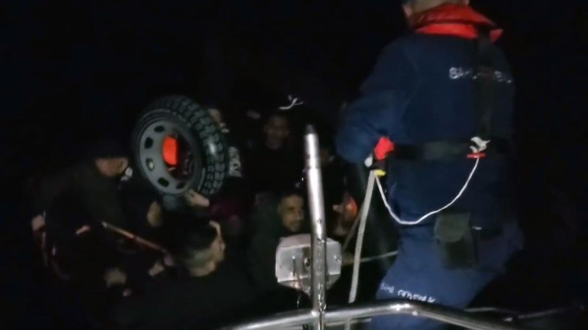 Yunanistan'ın ölüme terk ettiği saldaki 18 göçmen kurtarıldı