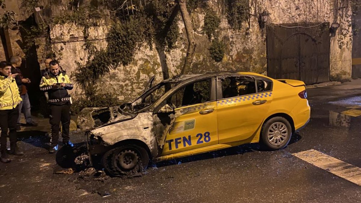 İstanbul Fatih'te ticari taksi küle döndü