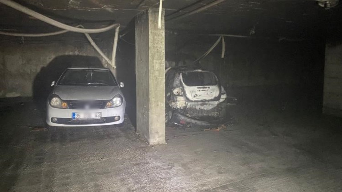 Çanakkale'de otoparkta otomobil yandı, 52 dairelik bina tahliye edildi