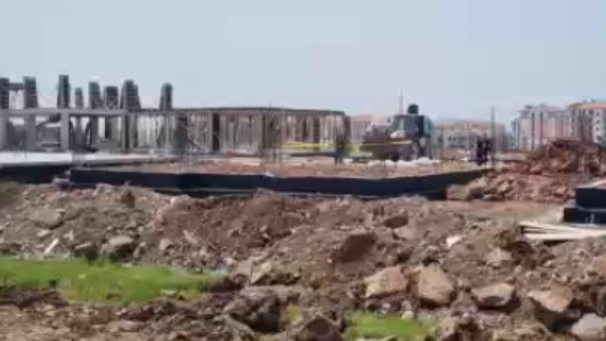 Diyarbakır'da başına inşaat malzemesi düşen işçi kurtarılamadı