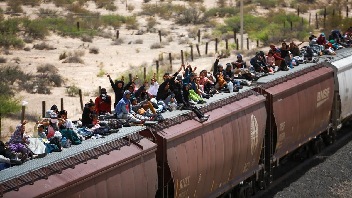 ABD'ye gitmek isteyen göçmenlerin tehlikeli tren yolculuğu