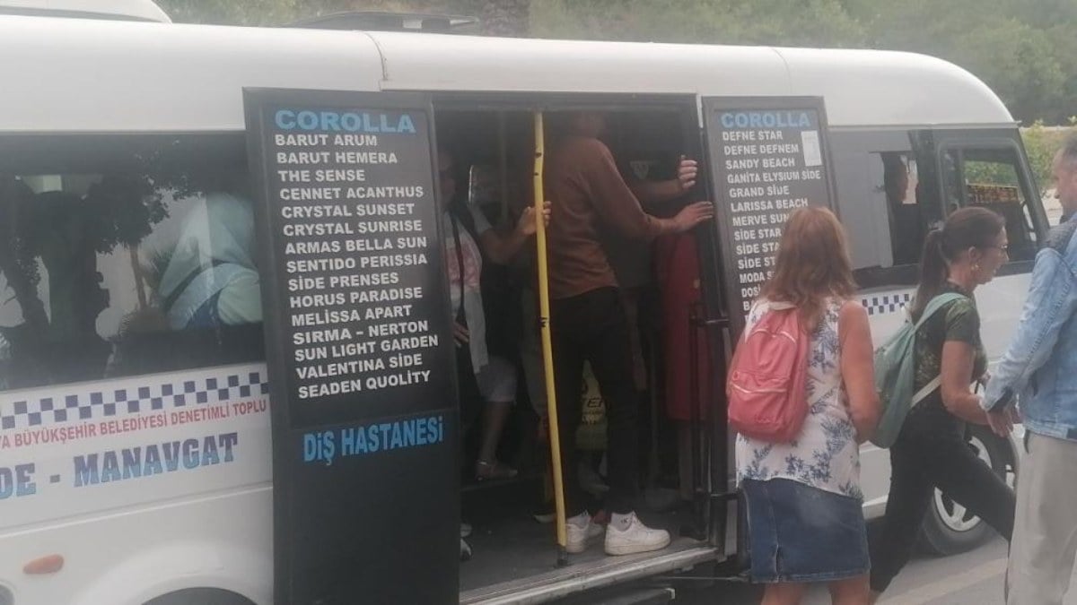 Antalya'da 16 kişilik minibüsten 35 turist çıktı