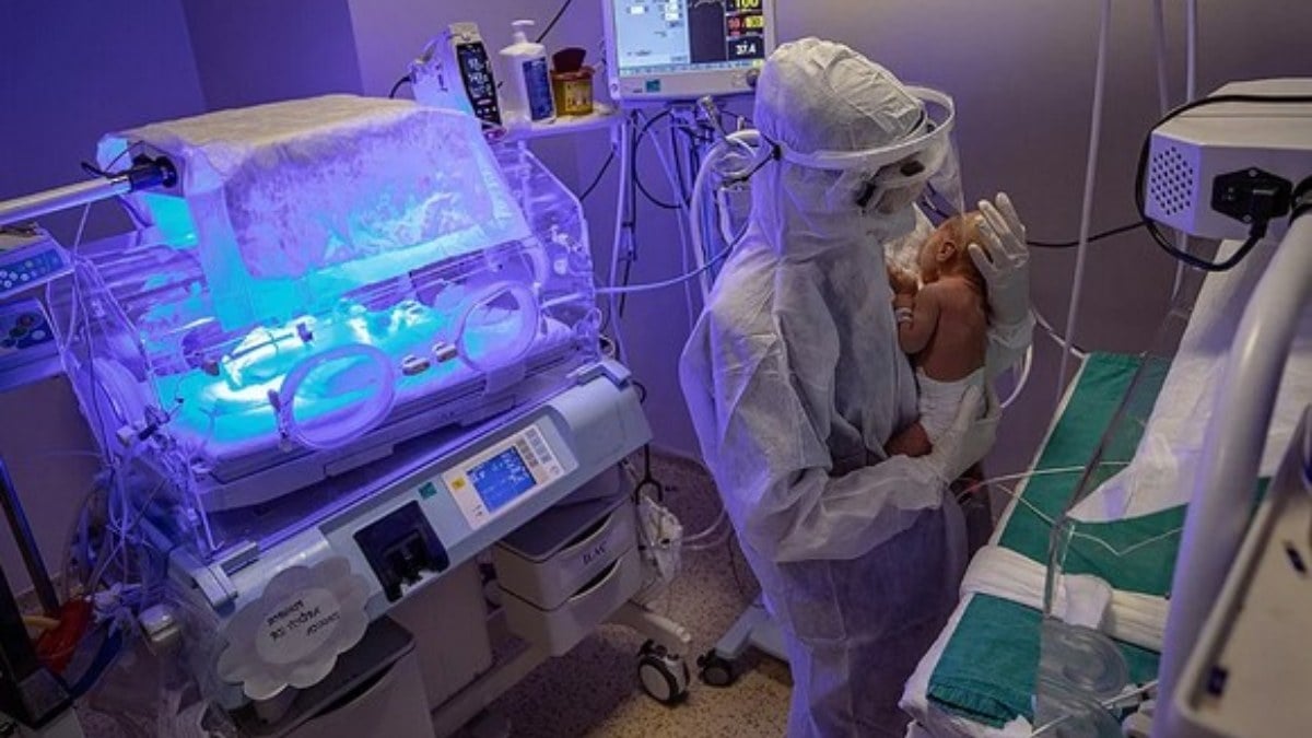 Bebekleri özel hastanelerin yenidoğan servislerine nakleden dolandırıcılara operasyon
