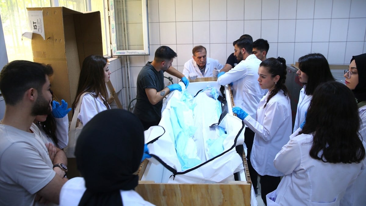 Diyarbakır'da tıp öğrencileri kadavra üzerinde eğitim görüyor: ABD'den uçakla getirtildi