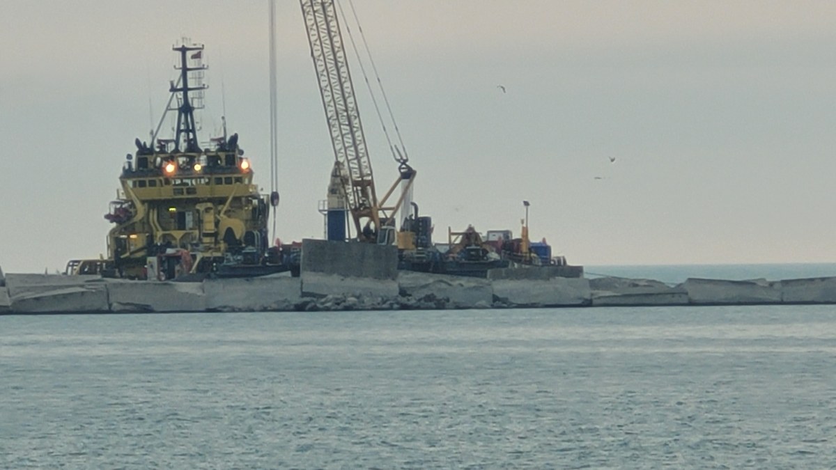 Zonguldak'ta batan gemi Kafkametler’in kaptan köşkü karaya çıkartıldı