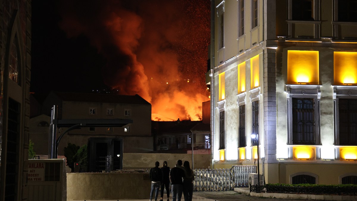İzmir’de Tarihi Kemeraltı Çarşısı’nda büyük yangın