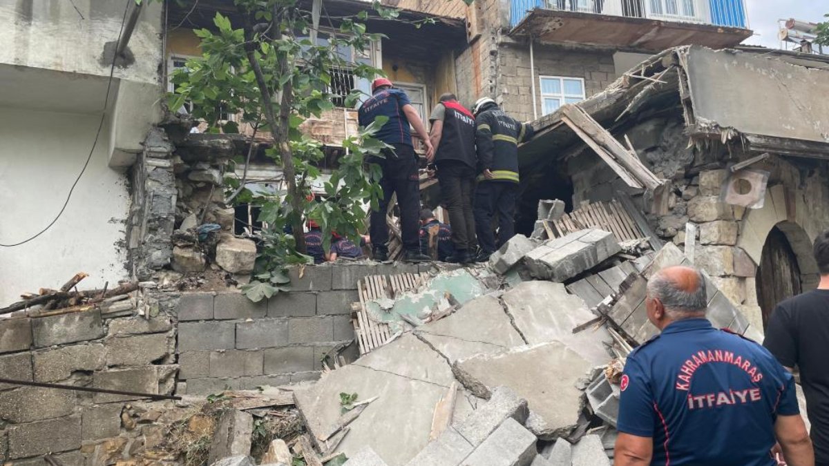 Kahramanmaraş'ta iki katlı boş bina çöktü