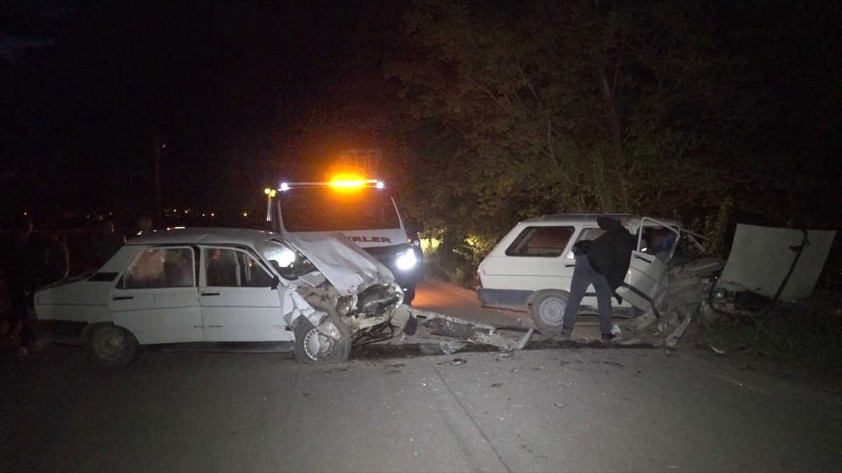 Burdur'da otomobiller kafa kafaya çarpıştı: 1'i çocuk 4 kişi yaralandı