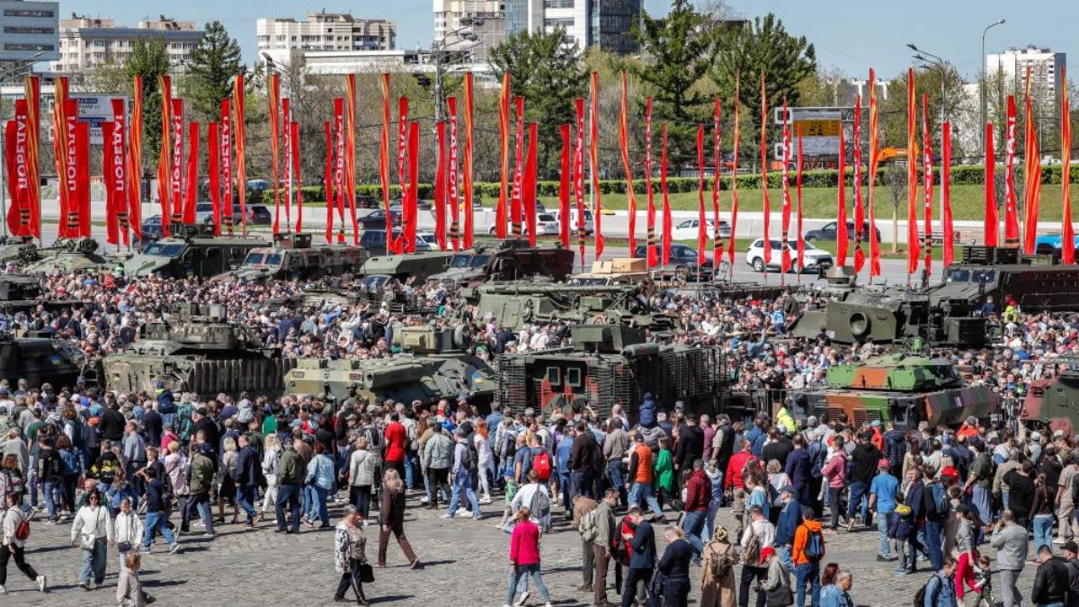 Rusya, Ukrayna ordusundan ele geçirdiği Batı teçhizatını sergiliyor