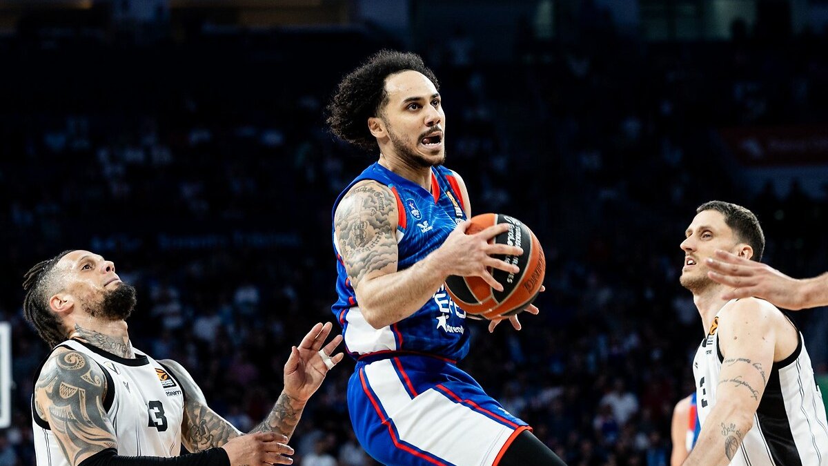 Shane Larkin, 4 yıl daha Anadolu Efes'te