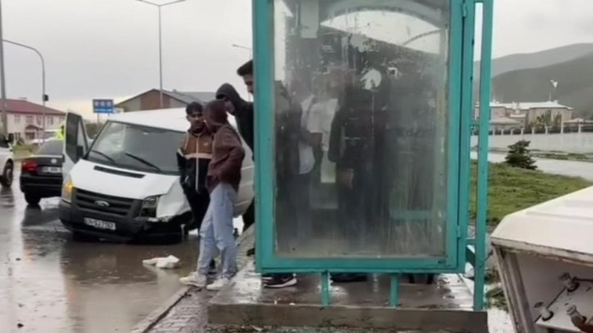 Bitlis'te minibüsünün kaldırımdakilere çarptığı kazada 1 kişi öldü