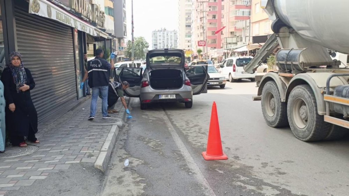 Adana'da lastikçiye silahlı saldırıda yoldan geçen kadın öldü