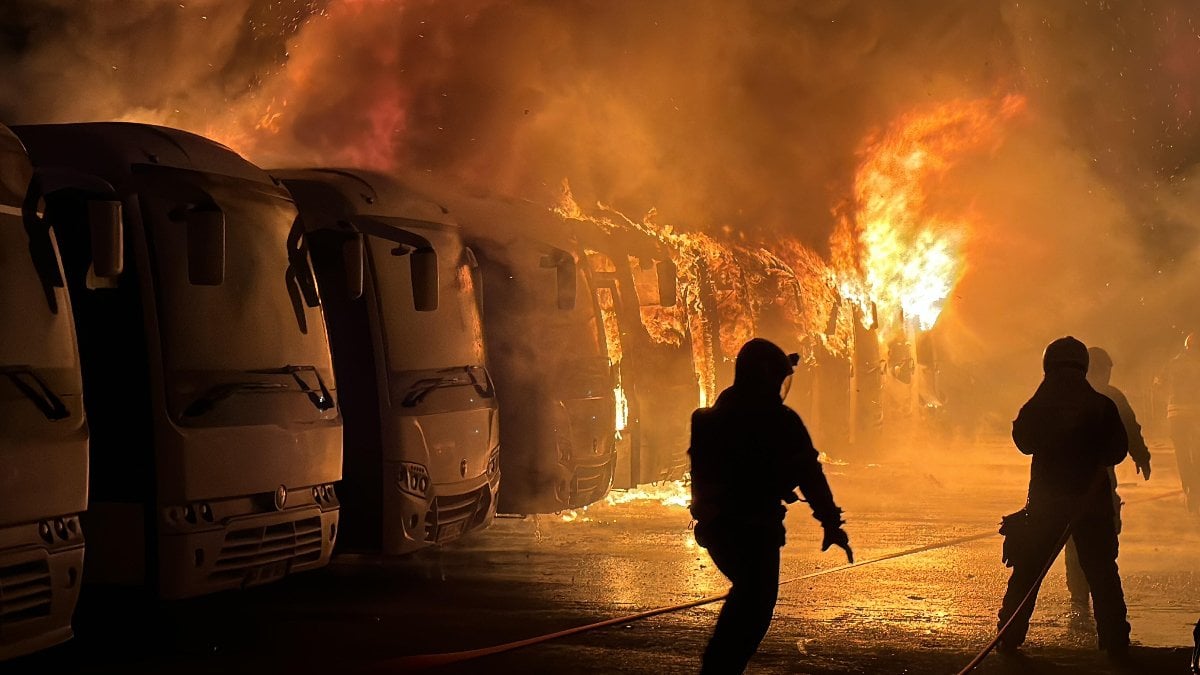 Kocaeli'de otoparkta çıkan yangında 14 toplu taşıma aracı küle döndü