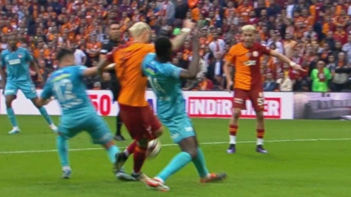 Galatasaray'ın penaltı itirazı! Icardi yerde kaldı, devam kararı çıktı