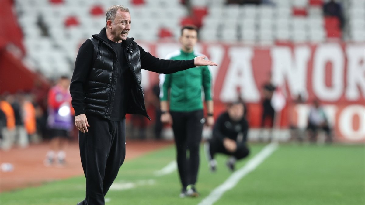 Sergen Yalçın, Antalyaspor'dan ayrılacağını açıkladı