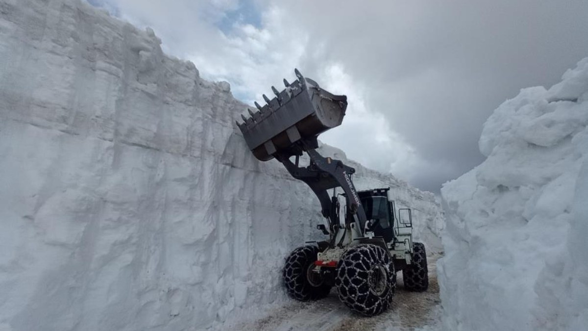 Hakkari'de bitmeyen kış! Yüksekova'da kar kalınlığı 6 metreyi buldu