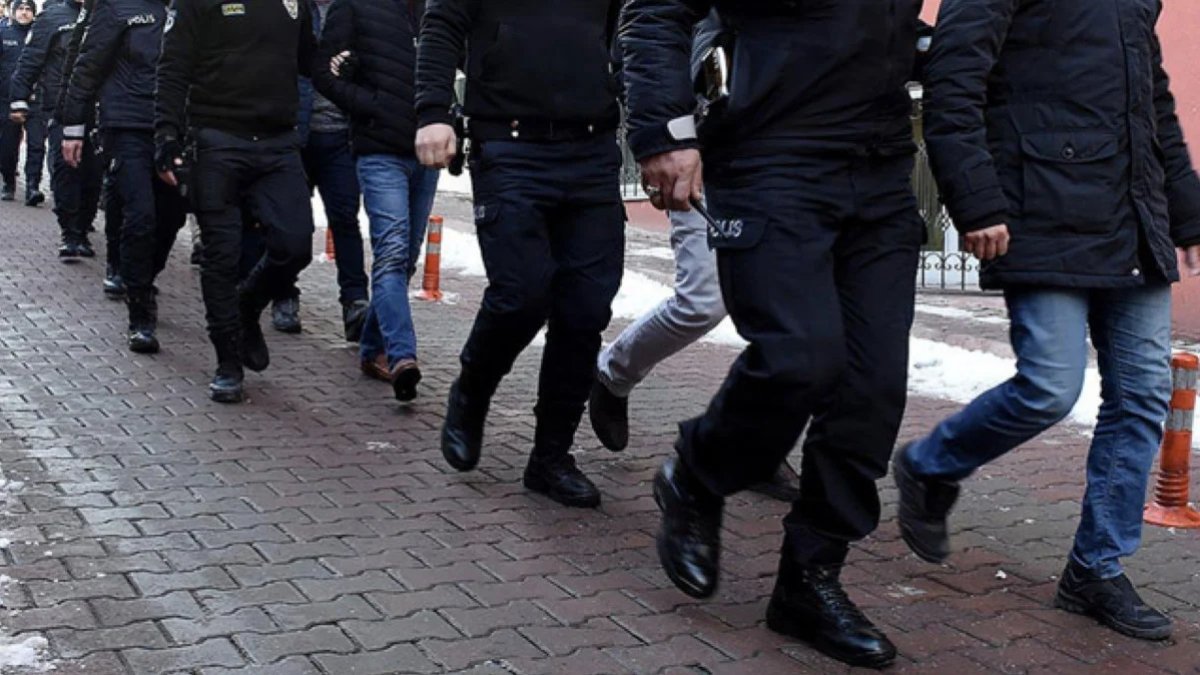 İzmir merkezli 11 ilde FETÖ operasyonu: 19 gözaltı